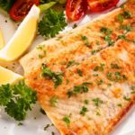 El pescado es uno de los alimentos que proporciona proteínas saludables que pueden formar parte de una dieta para un abdomen plano.