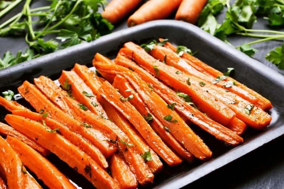 La vitamina A es una vitamina liposoluble que está naturalmente presente en muchos alimentos como las zanahorias.