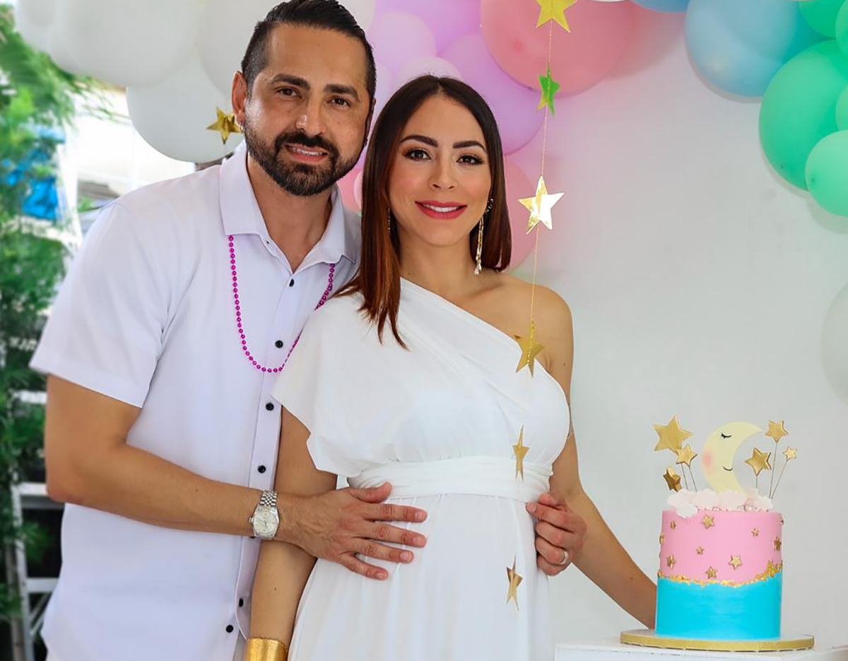 Los papis, Carolina Rosario y Rafael Barreto, felices con la bebecita que viene en camino.