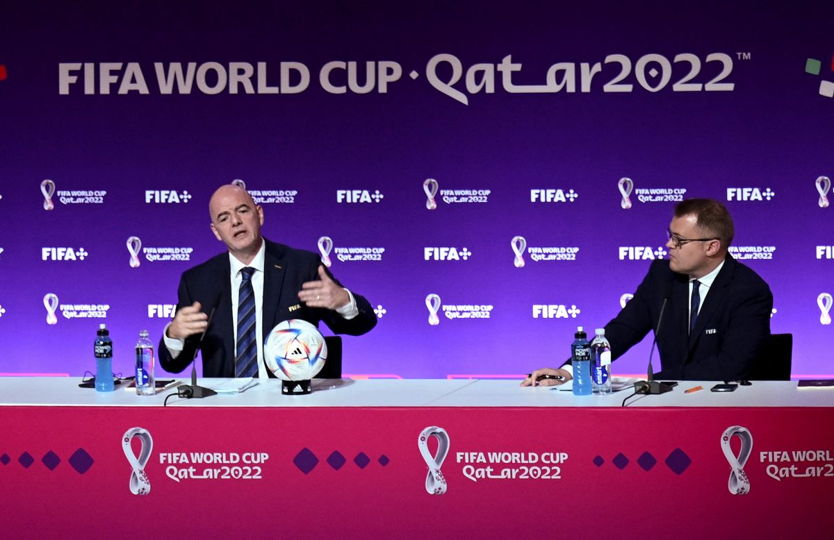 Presidente de la FIFA, Gianni Infantino (I) junto al director de comunicaciones, Bryan Swanson (D). 