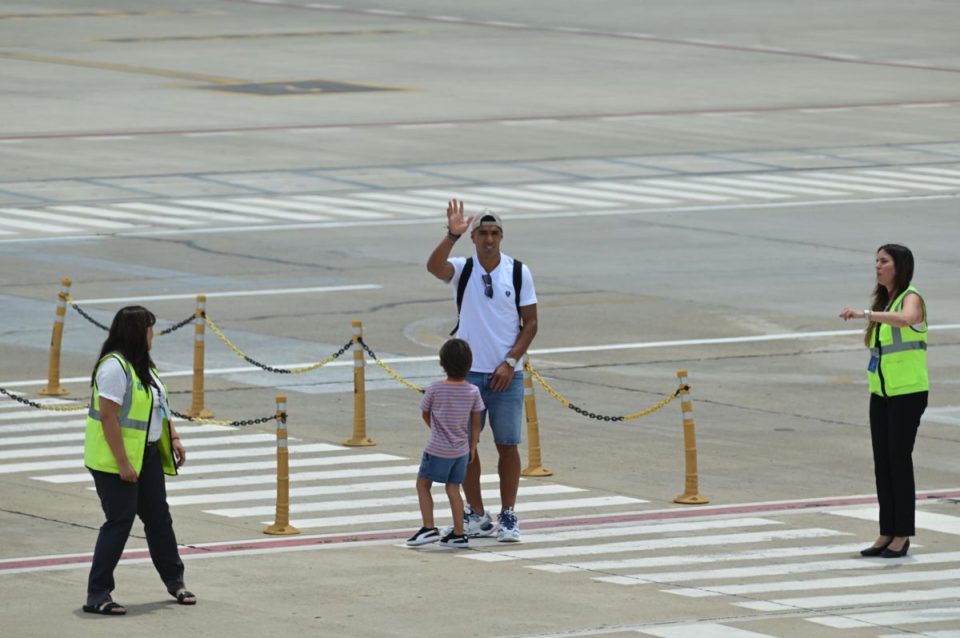 Luis Suárez arribó al Aeropuerto Internacional Rosario junto a su familia.