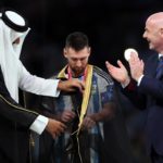 Lionel Messi  recibió el besht por parte del emir de Qatar.