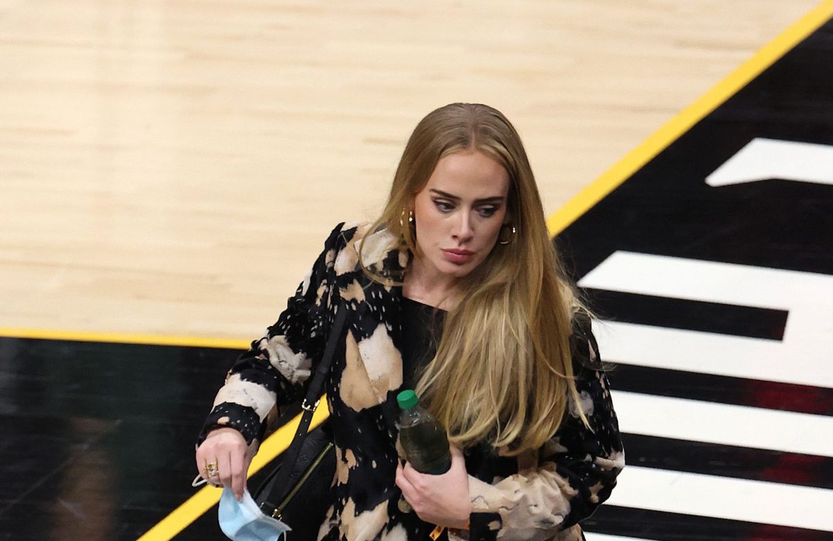 Adele asiste al Juego 5 de la Finales de la NBA entre ,Milwaukee Bucks y Phoenix Suns. 