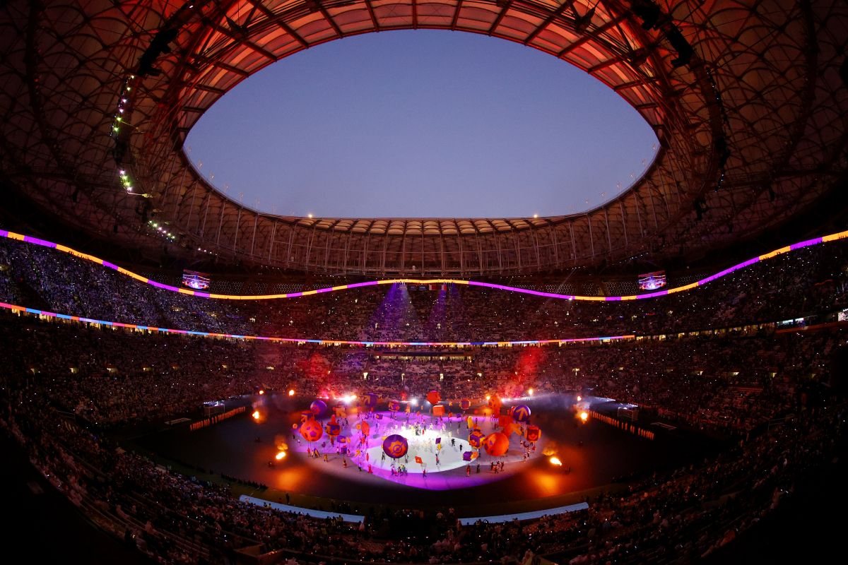 Los bailarines se presentan durante la ceremonia de clausura antes del partido final de la Copa Mundial de la FIFA Qatar 2022.