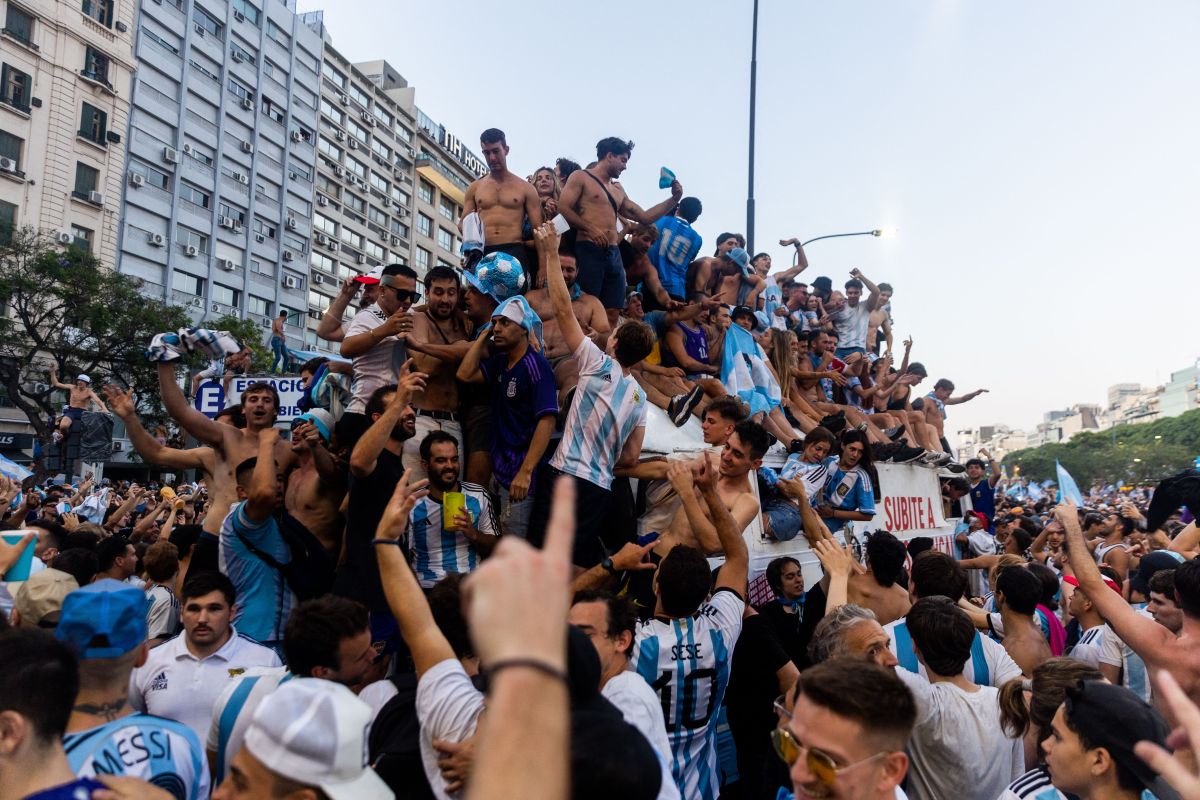 Serán millones los fanáticos que esperen a la selección Argentina a su llegada al país.