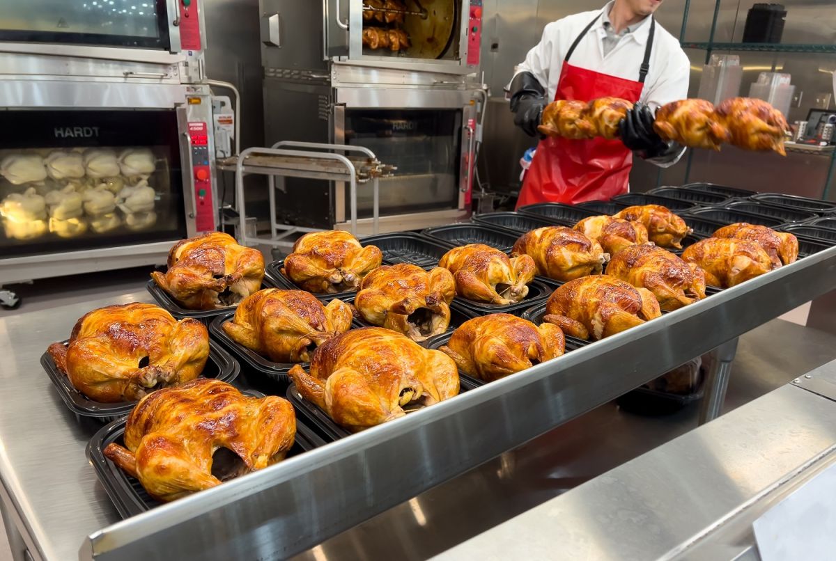 El pollo rostizado puede almacenarse en el frigorífico por pocos días ya que la refrigeración retarda pero no detiene el crecimiento bacteriano.