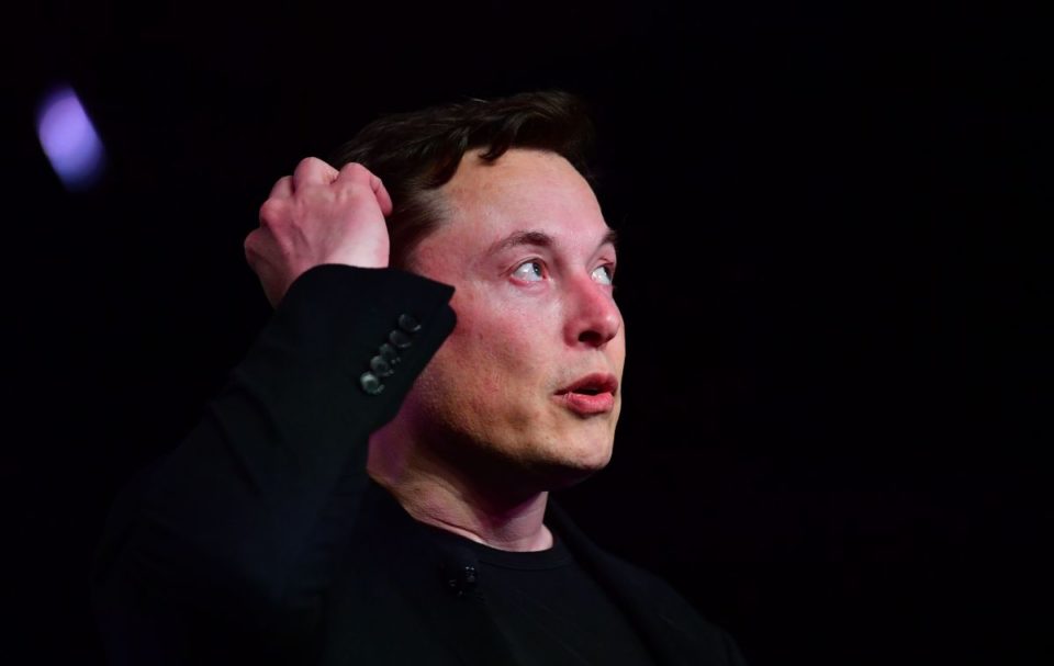 Elon Musk se vio sorprendido por los abucheos del público.