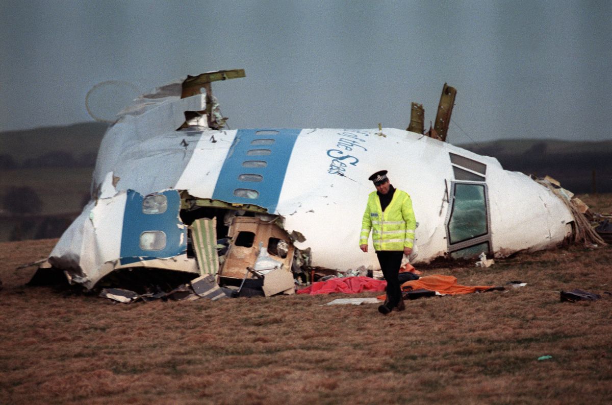 Los 259 pasajeros y miembros de la tripulación murieron, además de otras 11 a quienes les cayeron los restos del avión. 