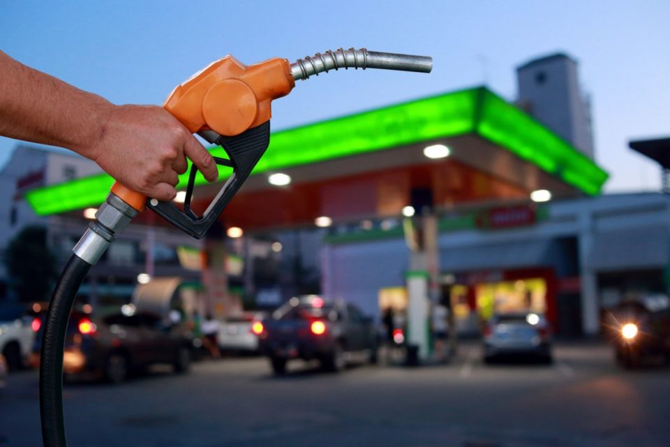 La AAA espera que el precio de la gasolina continúe bajando en la semana.