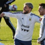 Kun Aguero (L) y Lionel Messi (R) durante un entrenamiento de la Selección Argentina en 2021.