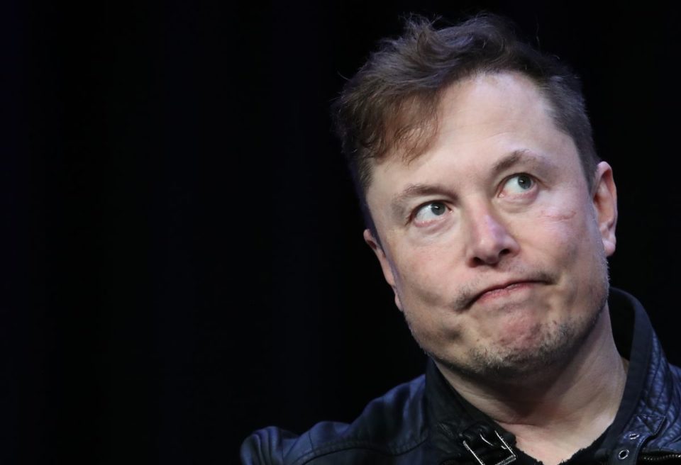 Acusan a Elon Musk de ejercer su autoridad unilateral sobre Twitter.