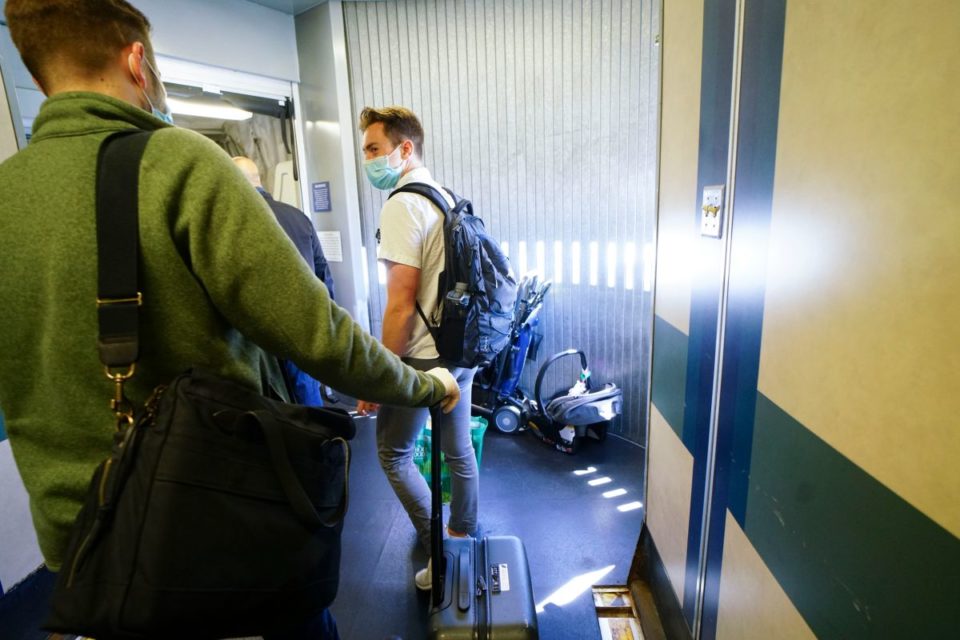 Pasajeros abordan un vuelo en San Diego International Airport.