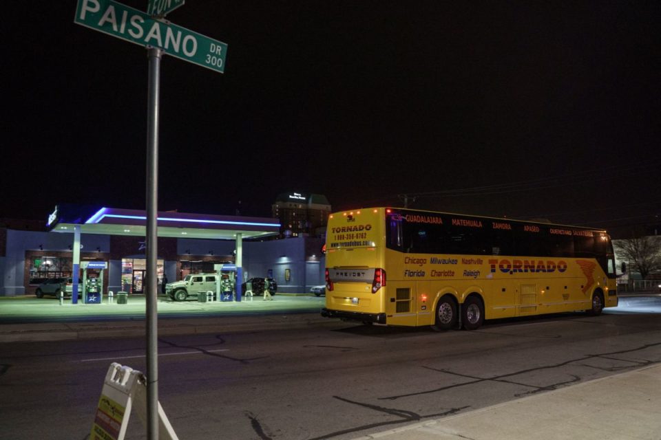 Capturan a dos hombres que balearon autobús con migrantes en México