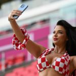 Ivana Knöll posa para la cámara de su teléfono celular luego de la victoria de Croacia en penales ante Brasil en Qatar 2022.