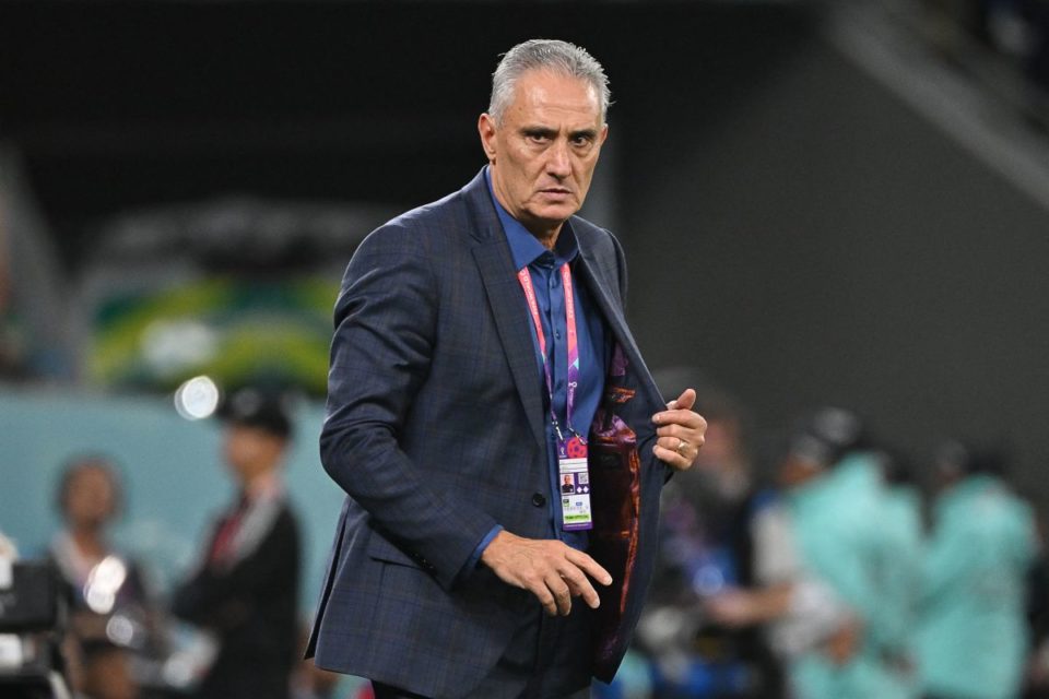 Medios reportan que a Tite le habrían robado una cadena de oro.