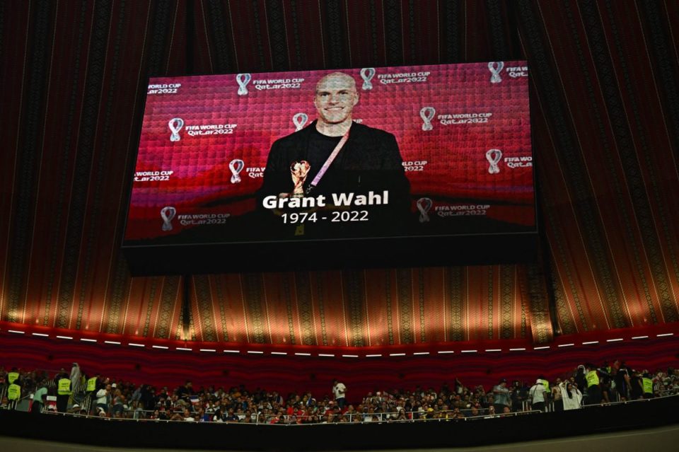 Foto del homenaje que realizó el Mundial Qatar 2022 a Grant Wahl en la previa del encuentro entre Inglaterra y Francia.