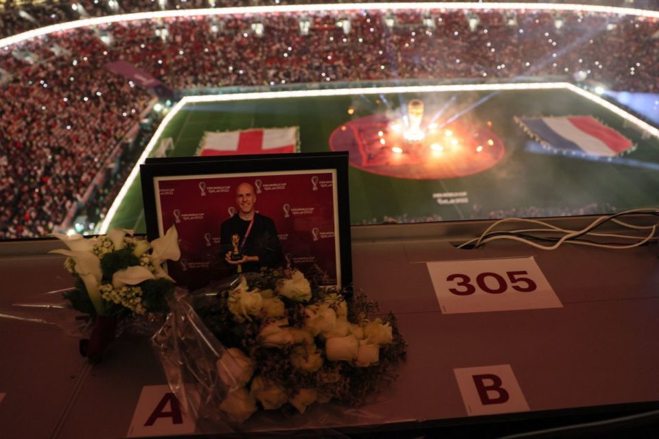 Un tributo hacia Grant Wahl en el palco de prensa del estadio Al Bayt durante el encuentro entre Inglaterra y Francia.