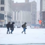 La tormenta se extiende desde los Grandes Lagos, cerca de Canadá, hasta el Río Grande a lo largo de la frontera con México.