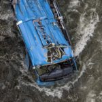 Los restos del autobús yace en el río Lerez después de que se hundiera al cruzar un puente, matando a seis personas.