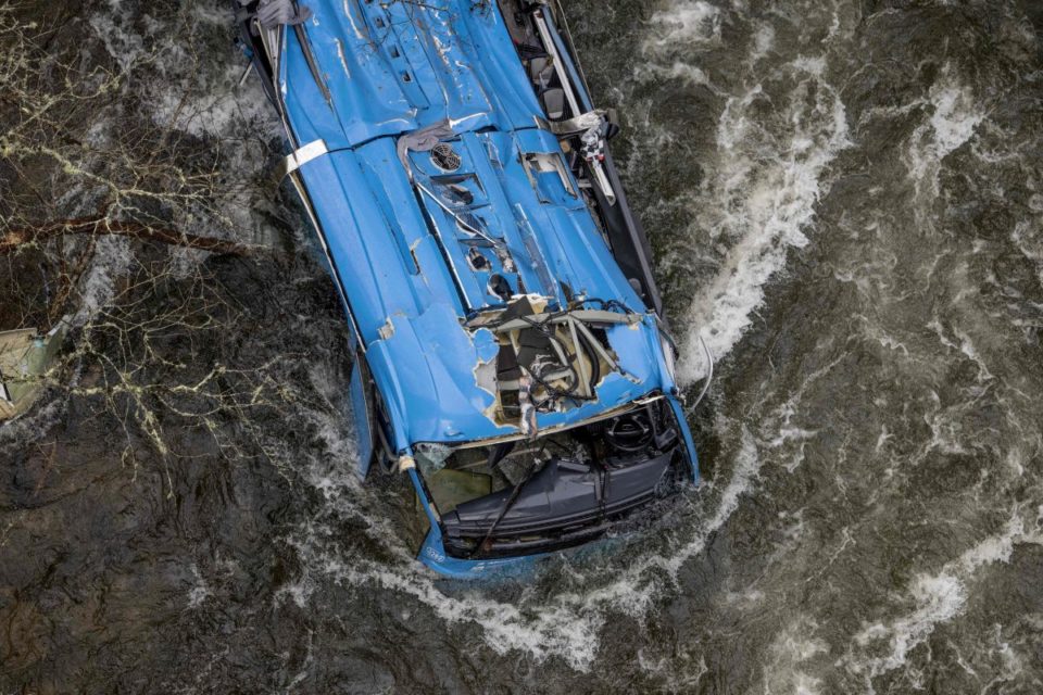 Los restos del autobús yace en el río Lerez después de que se hundiera al cruzar un puente, matando a seis personas.