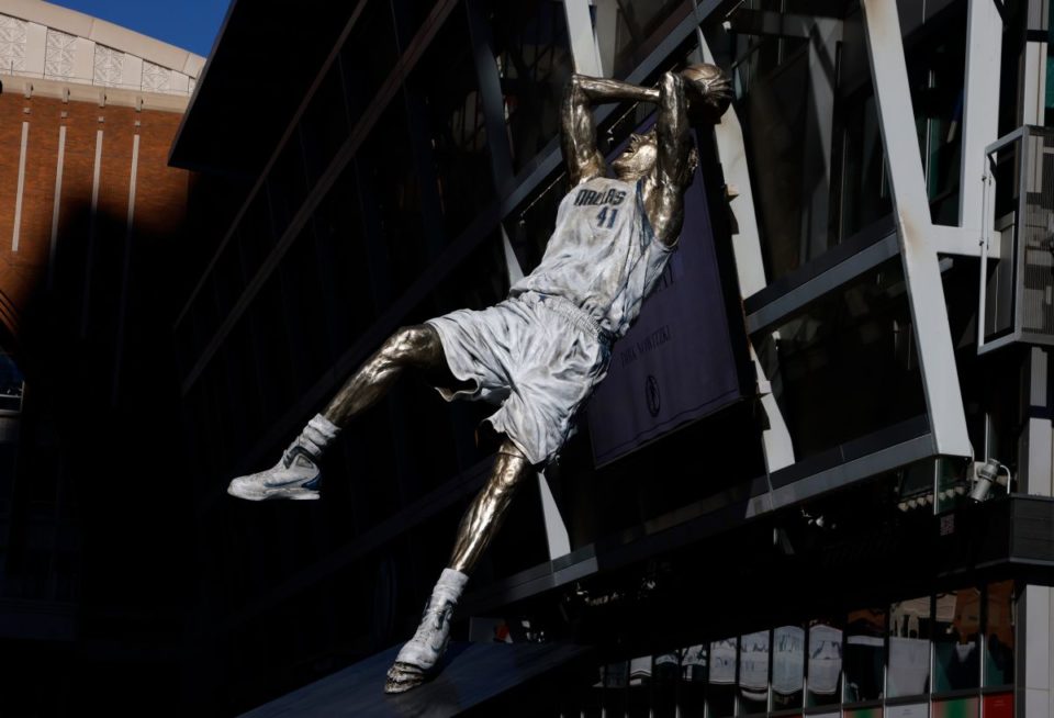 Vista de la estatua de Nowitzki que inauguró Dallas Mavericks.