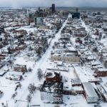 La nieve cubre la ciudad en esta fotografía aérea de un dron en Buffalo, Nueva York.