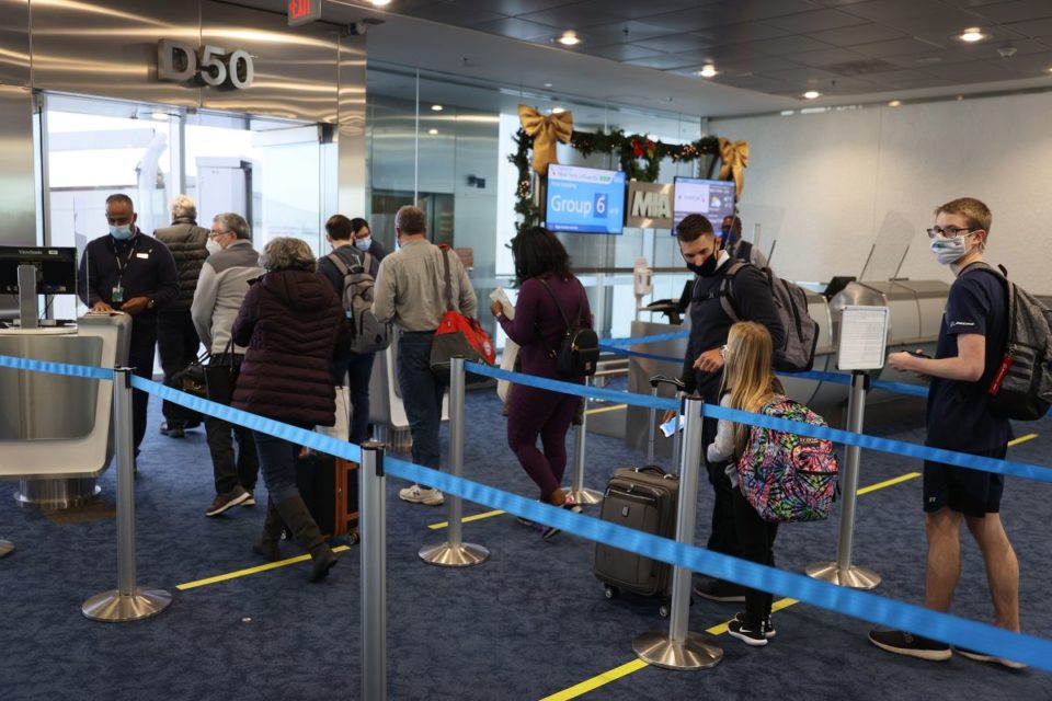 Pasajeros de American Airlines en el Aeropuerto Internacional de Miami, en Florida.