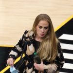 Adele asiste al Juego 5 de la Finales de la NBA entre ,Milwaukee Bucks y Phoenix Suns.