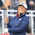 Mandy Rose jugando golf durante una partida de celebridades en la Ryder Cup.