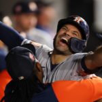 José Altuve es abrazado por Framber Valdez durante un encuentro ante Chicago White Sox.