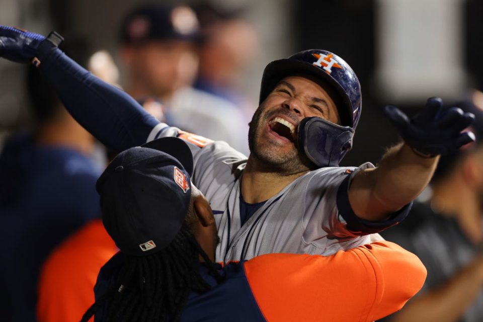 José Altuve es abrazado por Framber Valdez durante un encuentro ante Chicago White Sox.