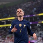 Antoine Griezmann sonríe durante el encuentro ante Inglaterra.