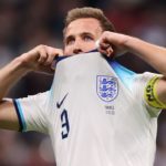 Harry Kane se lamenta tras fallar el penal de Inglaterra.