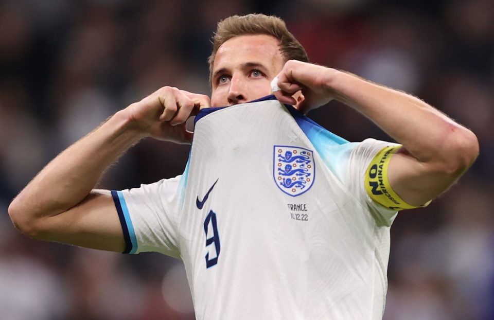 Harry Kane se lamenta tras fallar el penal de Inglaterra.