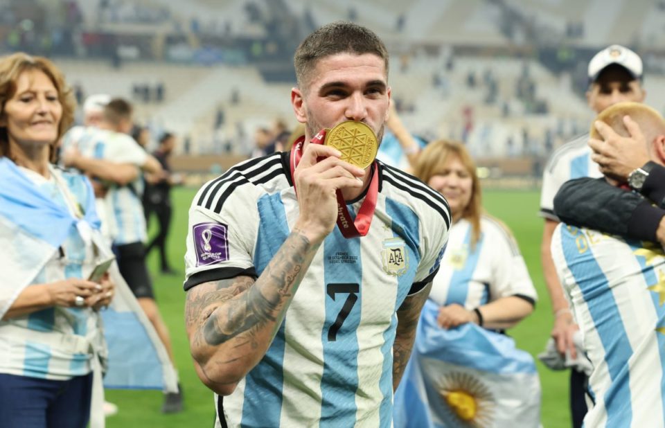 Rodrigo De Paul celebra besando la medalla del título de Argentina en Qatar 2022.