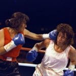 Laura Serrano (L) golpea a Christy Martin (R) durante un combate en 1994.