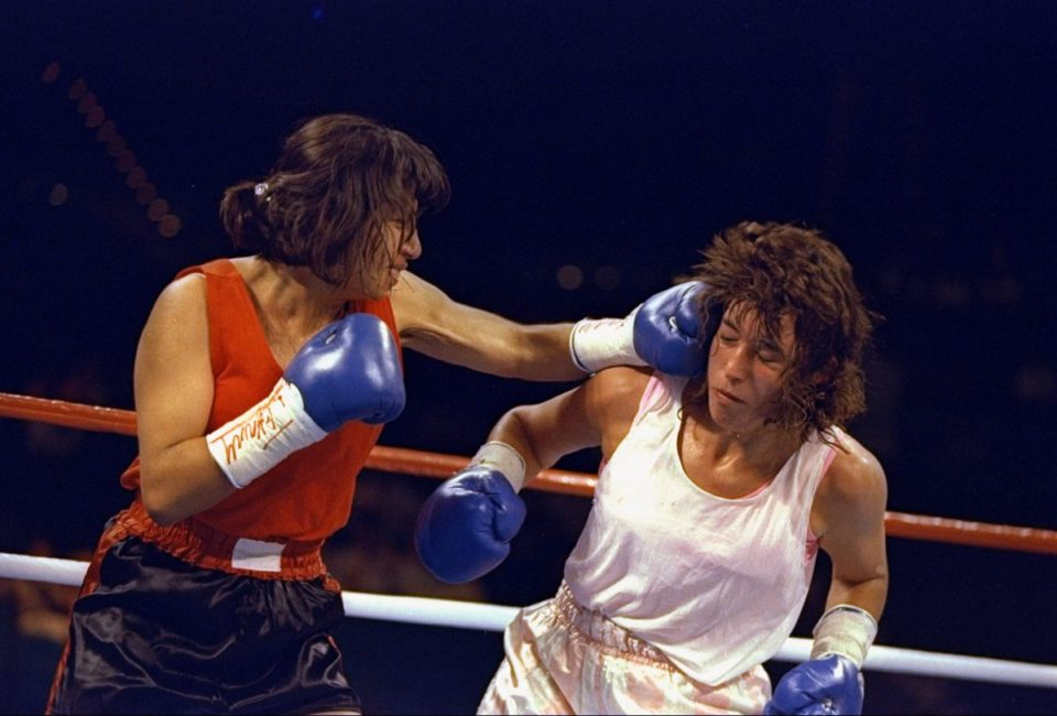 Laura Serrano (L) golpea a Christy Martin (R) durante un combate en 1994.