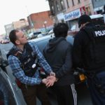 Si bien el número de deportaciones aumentó en el año fiscal 2022, la cifra es la más baja registrada por ICE.