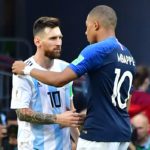 Lionel Messi (L) y Kylian Mbappé (R) están llamados a ser las máximas figuras de la final entre Argentina y Francia.