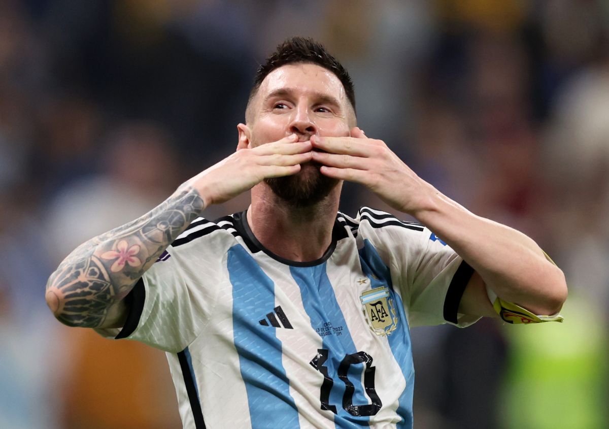 Messi saluda a la afición luego de marcar ante Croacia en el Mundial Qatar 2022.