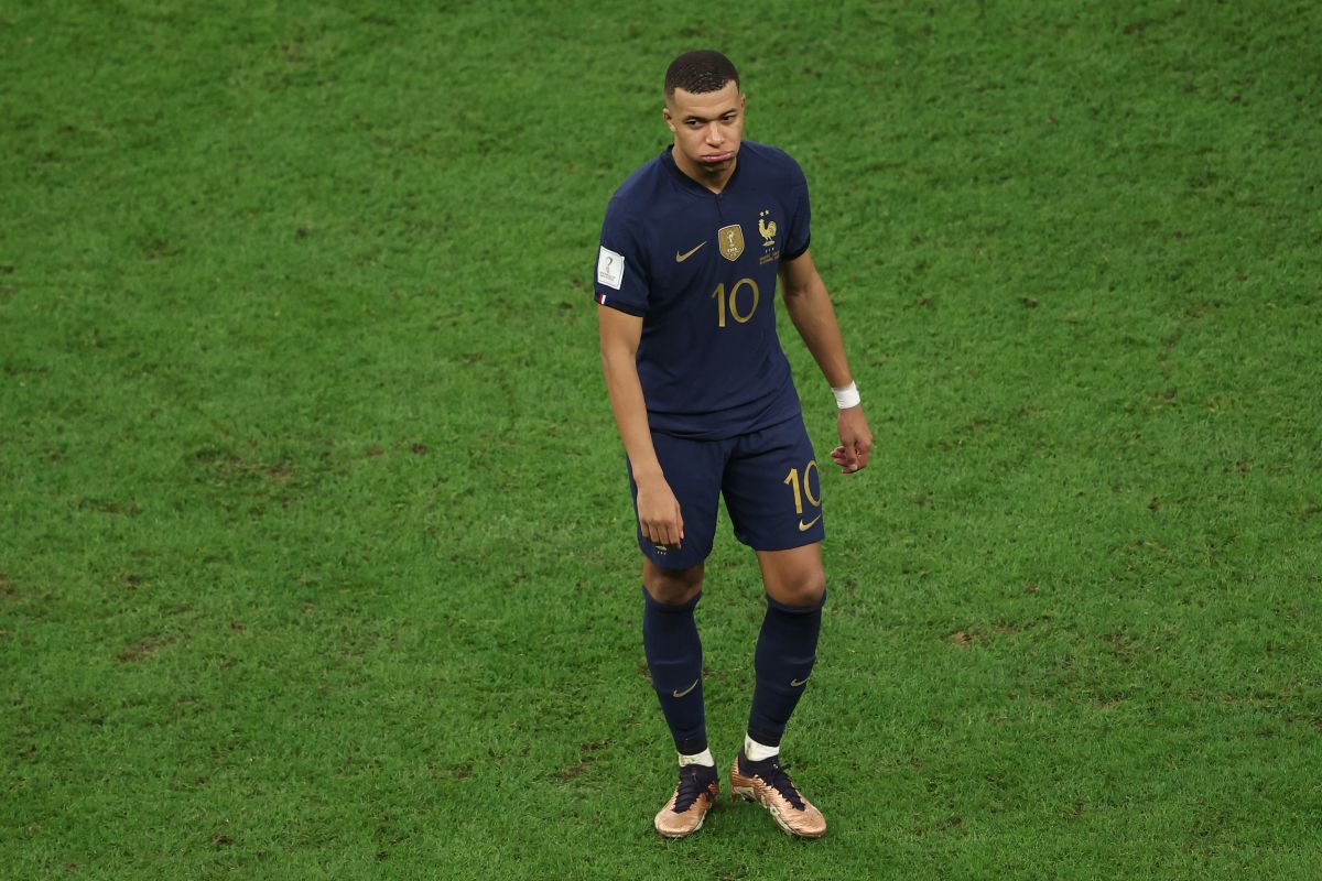 Mbappé marcó los tres goles para su equipo y acertó el primero de la tanda de penaltis, pero igual fue víctima de memes.
