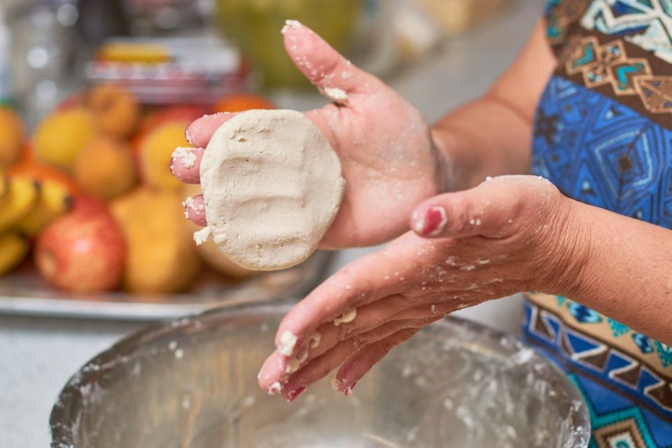 La preparación de masa de maíz es un proceso de tradición antigua en México.