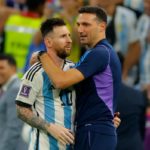 Messi (I) y Lionel Scaloni (D) se abrazan tras la semifinal del Mundial.