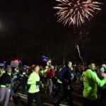 La carrera de la medianoche se celebra en medio de fuegos artificiales dando la bienvenida al Año Nuevo./NYRR