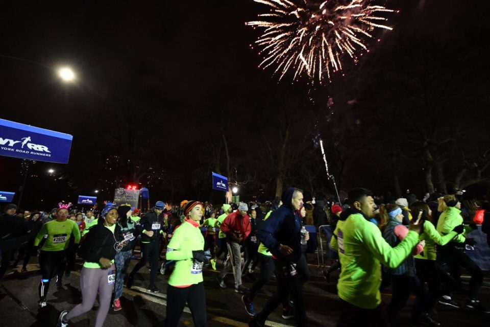 La carrera de la medianoche se celebra en medio de fuegos artificiales dando la bienvenida al Año Nuevo./NYRR