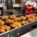 El pollo rostizado puede almacenarse en el frigorífico por pocos días ya que la refrigeración retarda pero no detiene el crecimiento bacteriano.