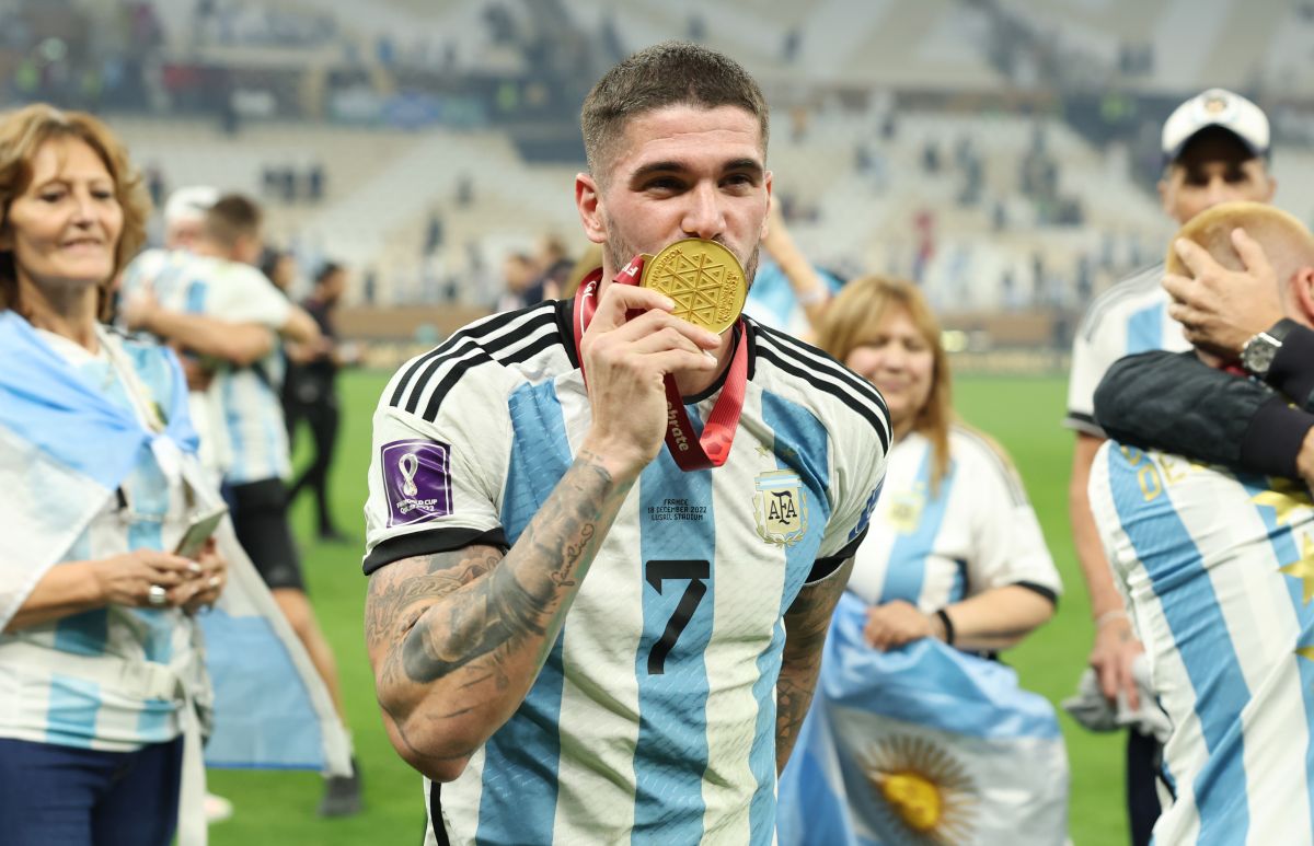 Rodrigo De Paul celebra besando la medalla del título de Argentina en Qatar 2022.