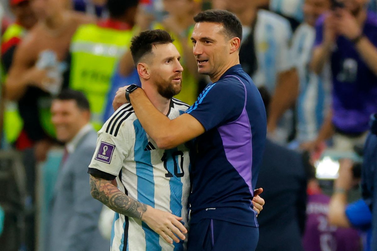 Messi (I) y Lionel Scaloni (D) se abrazan tras la semifinal del Mundial. 