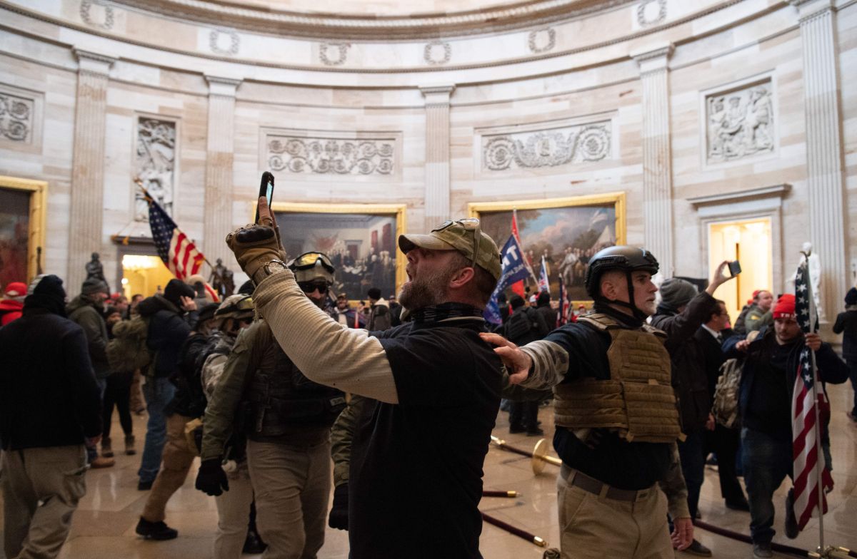 Jensen es conocido por escalar un muro de 20 pies antes de irrumpir en el Capitolio y exigir a un policía que arreste a Mike Pence.