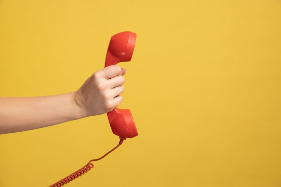 Las generaciones pasadas estaban acostumbradas a contestar las llamadas telefónicas desde temprana edad.